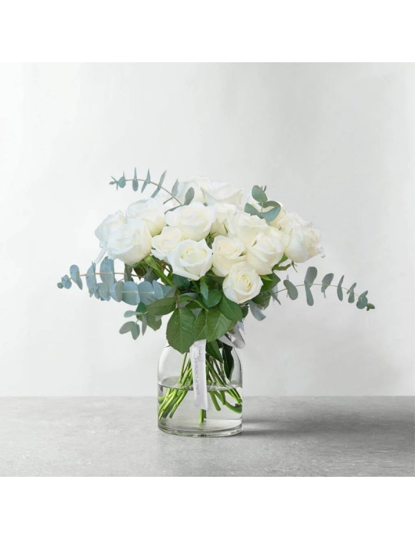 Buchet 17 trandafiri albi si eucalipt 