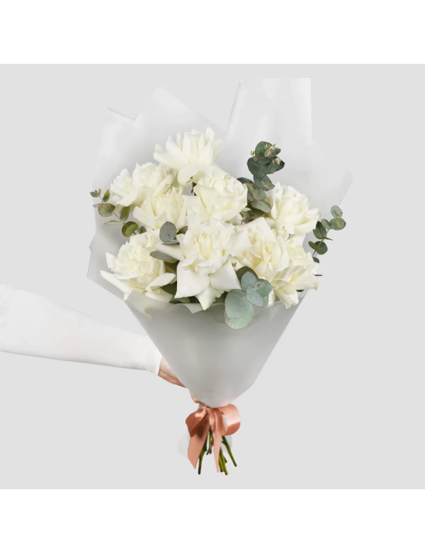 Buchet cu 9 trandafiri albi si eucalipt 