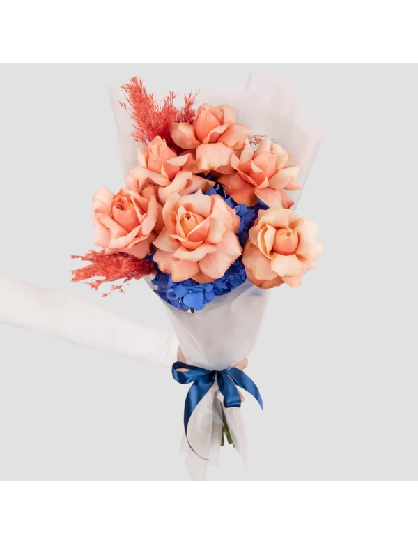 Buchet cu trandafiri portocalii si hortensie 