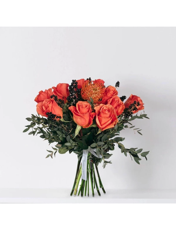 Buchet cu trandafiri portocalii si leuco 