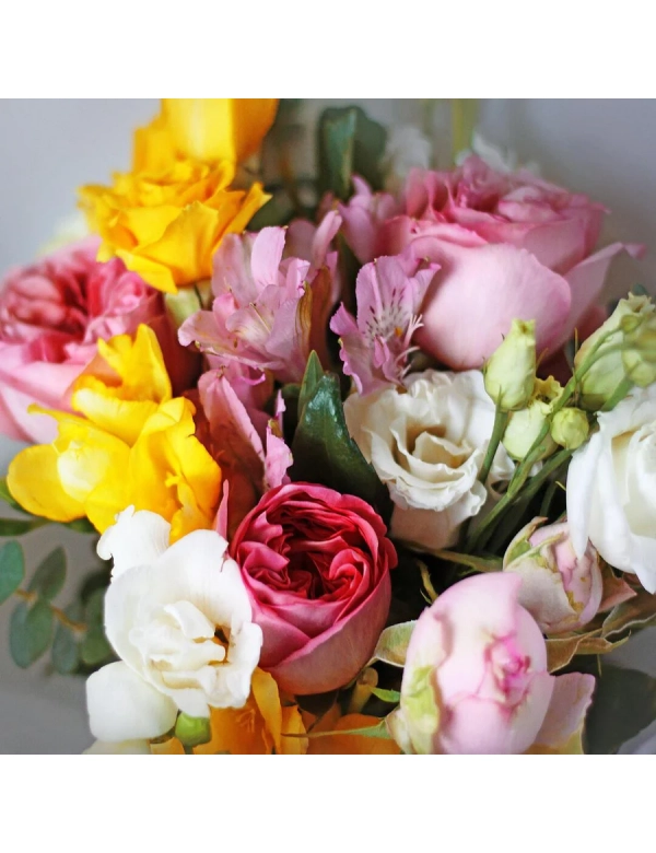 Buchet cu trandafiri, frezie si lisianthus 