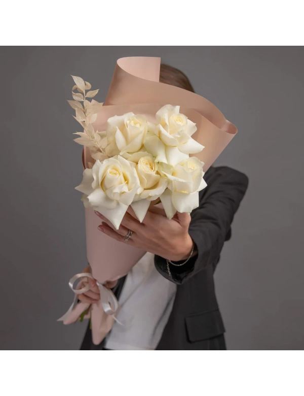 Buchet cu 5 trandafiri albi 