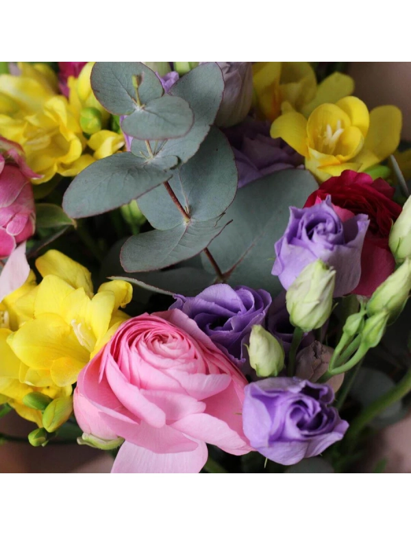 Buchet cu ranunculus, frezii si lisianthus 