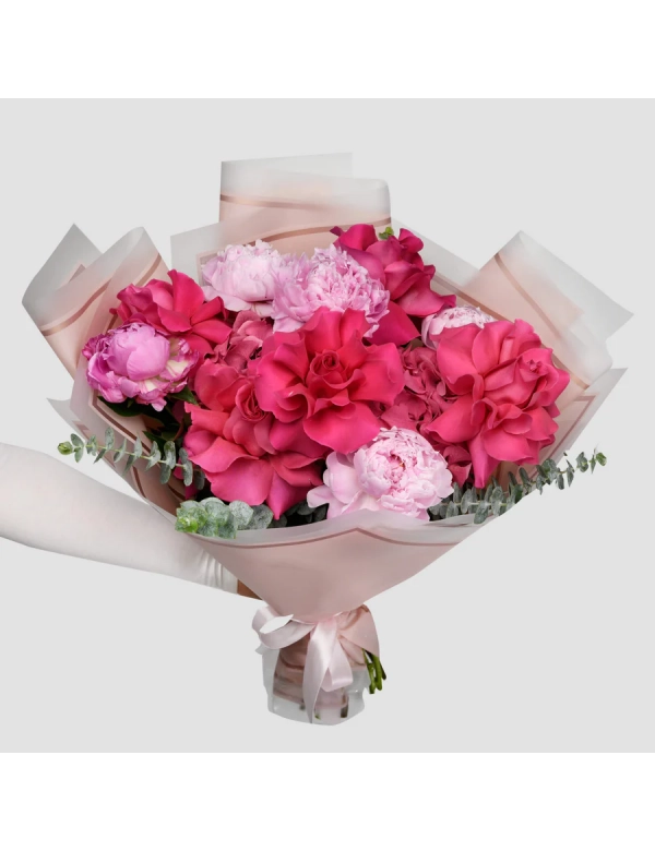 Buchet cu trandafiri Pink, hortensie si bujori roz