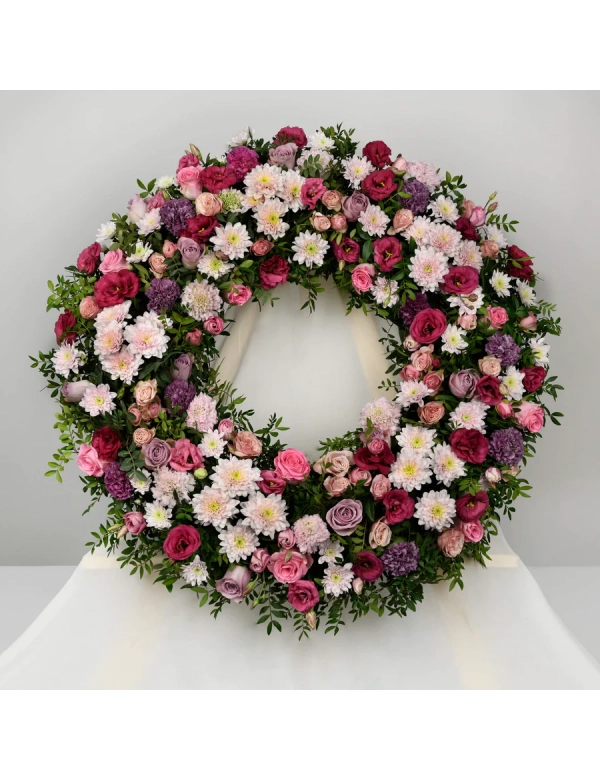 Coroana funerara cu crizanteme si lisianthus roz 