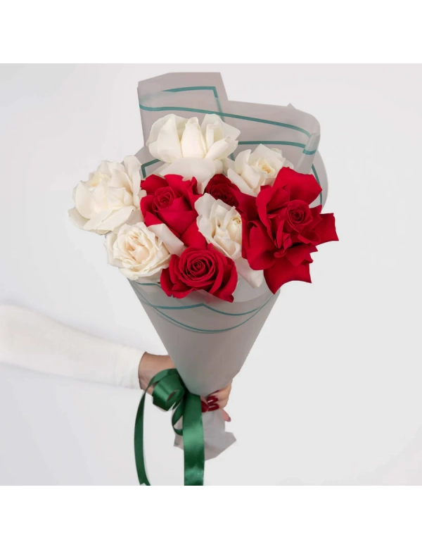 Buchet cu 9 trandafiri albi si rosii 