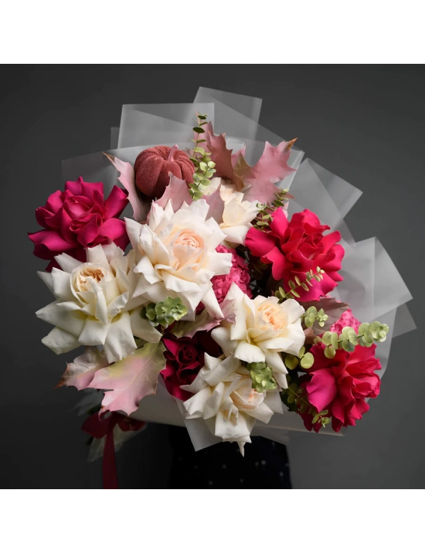 Buchet cu trandafiri roz si hortensie 