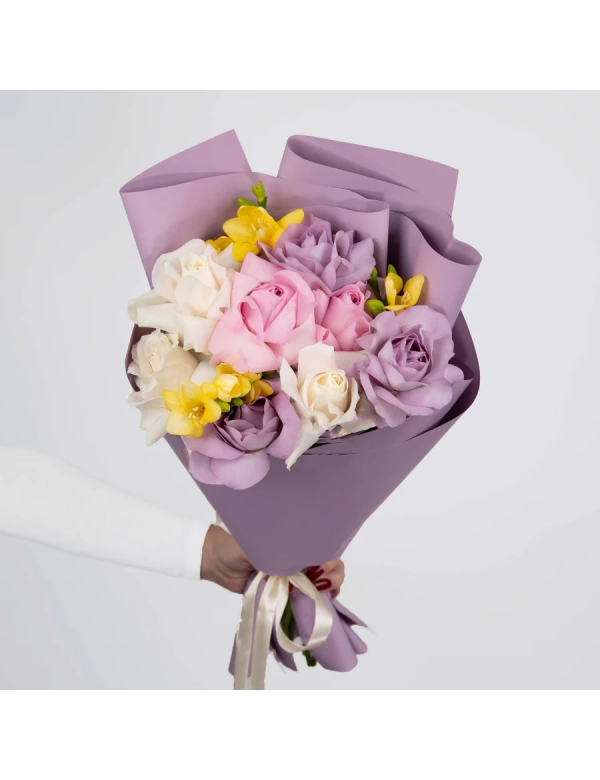 Buchet cu trandafiri si frezii galbene 