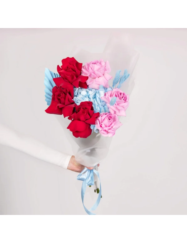 Buchet cu hortensie si trandafiri 