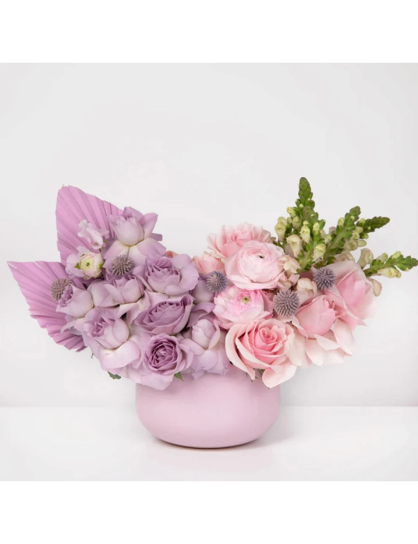 Aranjament in vas ceramic cu trandafiri si ranunculus 