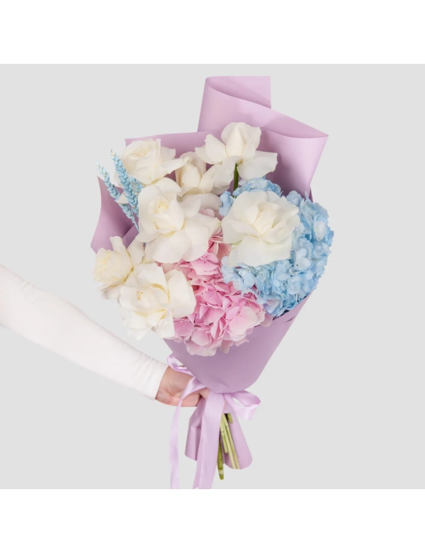 Buchet cu hortensie si trandafiri albi 