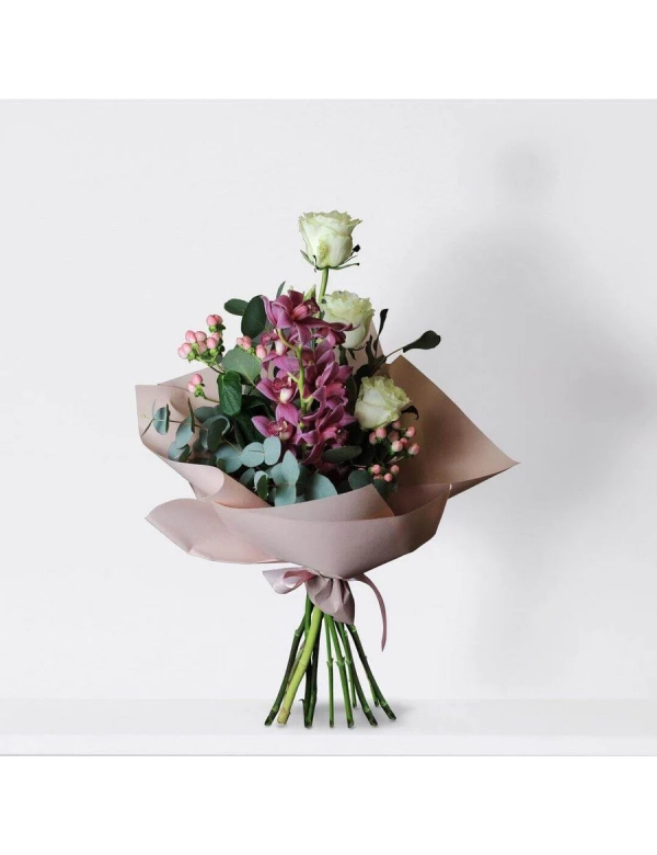 Buchet cu orhidee, trandafiri si hypericum 