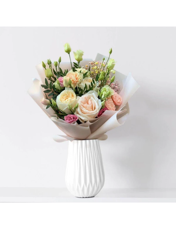 Buchet cu lisianthus si trandafiri