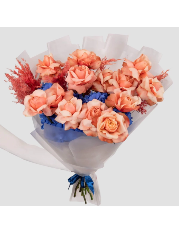 Buchet cu hortensie albastra si trandafiri portocalii 