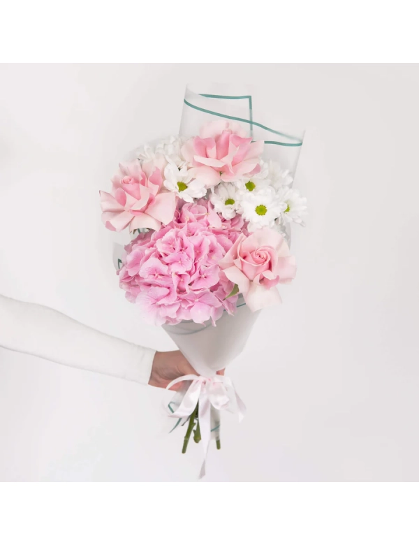 Buchet cu trandafiri roz si crizanteme 